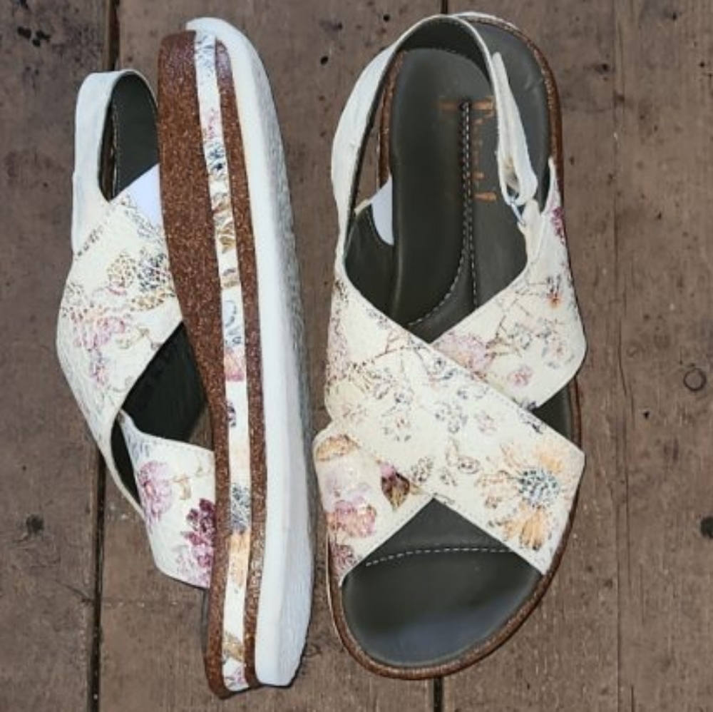 Think! Zega Floral Leather Sandals.